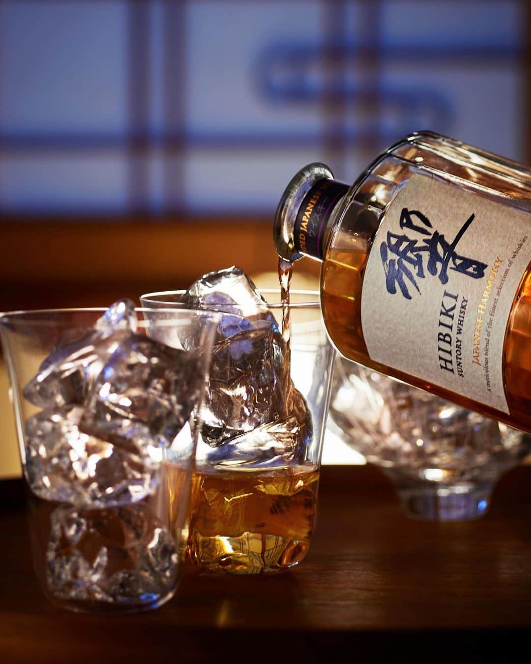 響 | SUNTORY WHISKY HIBIKIさんのインスタグラム写真 - (響 | SUNTORY WHISKY HIBIKIInstagram)「. HIBIKI TIME ～二十四節気・夏至～  澄んだ氷にゆっくりと琥珀を伝わせる。 As you pour the whisky, it slowly trails down the clear ice cubes.  #hibiki #響 #hibiki_time #二十四節気 #24seasons #夏至 #geshi #withnature #夏の宵 #氷 #琥珀」6月22日 18時08分 - suntorywhisky_hibiki