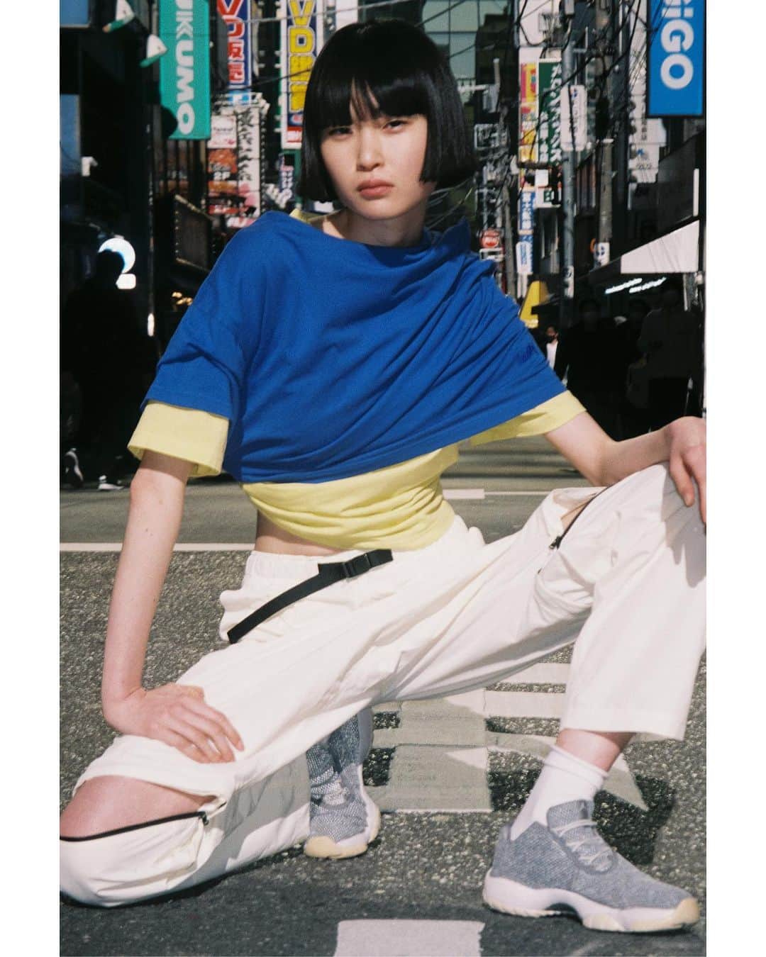 のインスタグラム：「HOLIDAY 2023 SUMMER COLLECTION  HOLIDAY BASIC TEE (RAINBOW) 13,200円 SUPPLEX JOGGER ZIP PANTS 25,300円  #HOLIDAY_PR #HOLIDAY2023summer #HOLIDAYonlinestore」