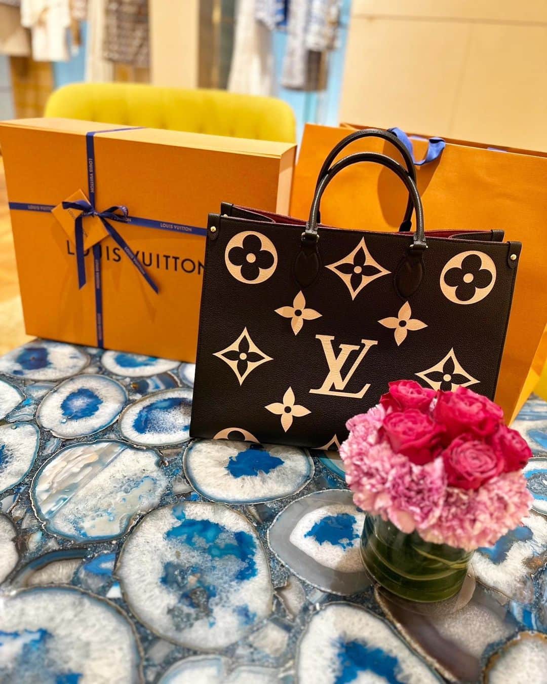松尾友加里のインスタグラム：「@louisvuitton   一目惚れで購入🫶🏻 自分へのご褒美❤️ バック可愛いすぎる🥰  _ _ _ _ _ ❤︎_ _ _ _ _ #louisvuitton  #オンザゴー  #バッグ  #表参道  #ボーナスでご褒美  #可愛いものが好き」