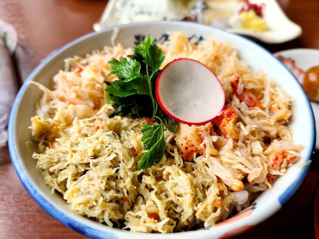 のインスタグラム：「『四大がに丼』  北海道の札幌市中央卸売市場にある「北のグルメ亭」と言う有名なお店。　  「四大がに丼」を食べました。 たらばがに、ずわいがに、毛がに、花咲がにのフレークの丼！とてもとても美味しいのです(*´ー｀*)  胃袋で北海道を感じました！  #カニ#四大がに丼#蟹#北海道#札幌市中央卸売市場#海鮮#北のグルメ亭#レギュラー松本#あるある探検隊」