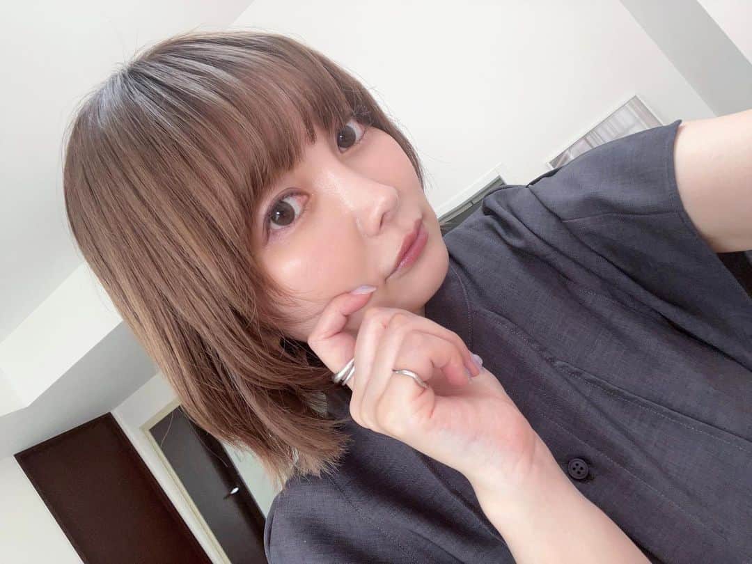 あや猫のインスタグラム：「毎日使ってるツヤ肌作りに欠かせないコスメたち。⁣ ⁣ だいたい最近の毎日メイクは、このコスメたちを使ってます😳⁣ ⁣ 綺麗なツヤ肌が作れるから気に入ってる！！⁣ ⁣ CHANELのファンデーションが結構ツヤ肌綺麗に仕上げてくれるので、ハイライトはそんなに広範囲に塗ったりギラギラはさせてないです。⁣ 頬の高い位置や影になりやすい鼻筋の横、とか💡⁣ ⁣ 下地はコロコロ変えることも多いんだけど、基本的にはこんな感じでツヤ系アイテム揃えてます✌🏻⁣ ⁣ ⁣ ⁣ 〈下地〉⁣ JILLSTUART⁣ イルミネイティング セラムプライマー ミニ⁣ 02 aurora lavender⁣ 1,980円（税込）⁣ ⁣ 〈ファンデーション〉⁣ CHANEL⁣ レ ベージュ ヘルシー グロウ クッション⁣ 10,120円（税込）⁣ ⁣ 〈スティックタイプのハイライト〉⁣ CHANEL⁣ ボーム エサンシエル リラ⁣ 6,600円（税込）⁣ ⁣ 〈ペンシルタイプのハイライト〉⁣ b idol⁣ 1moreペンシルR スポットハイライト⁣ 03 スポットハイライト(ローズ)⁣  ⁣ ┈┈┈┈┈┈┈┈┈┈┈┈┈┈┈┈┈┈┈┈⁣ #愛用コスメ #ベースメイク #ハイライト #bidol #CHANEL #JILLSTUART #ジル #ジルスチュアート #1moreペンシルRスポットハイライト #イルミネイティングセラムプライマーミニ #レベージュヘルシーグロウクッション #クッションファンデ」