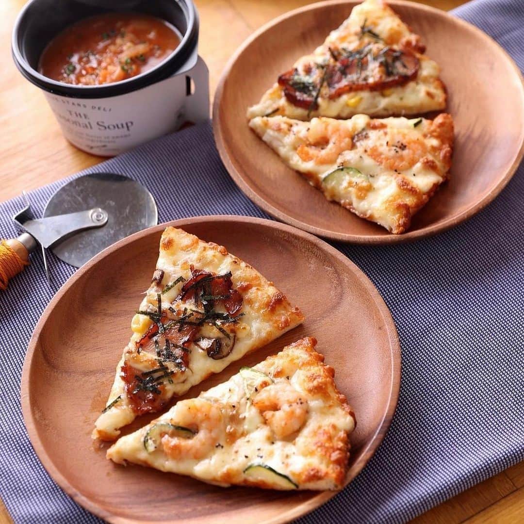 ピザーラのインスタグラム：「【ピザーラが食べたくなったらコメント欄に🍕を書いてね！】  約400人のピザーラスタッフに聞いた、好きなピザランキングの1位と2位をご紹介🍕  🥇大海老のガーリックシュリンプ 🥈テリヤキチキン  どちらもお子様から大人まで楽しめる、ピザーラならではのこだわりがたくさん詰まった商品ですっ✨✨  ちなみに、3位は🥉カレーモントレーでした🍛✨  皆さんのお気に入りのピザはなんですか？？ ぜひ、コメントで教えてくださいね🥰  ------------- ピザーラ公式アカウントでは、PIZZA-LAのお得な最新情報をお届けしています🍕  皆さまもぜひピザーラを食べた際には #ピザーラ#ピザーラお届け のハッシュタグをつけて感想を教えてくださいね✨ お写真をご紹介しちゃうかも？😆 投稿、お待ちしています♪  #ピザ #デリバリー #pizza #deliveryfood #ガーリックシュリンプ #シーフードピザ #テリヤキチキン」
