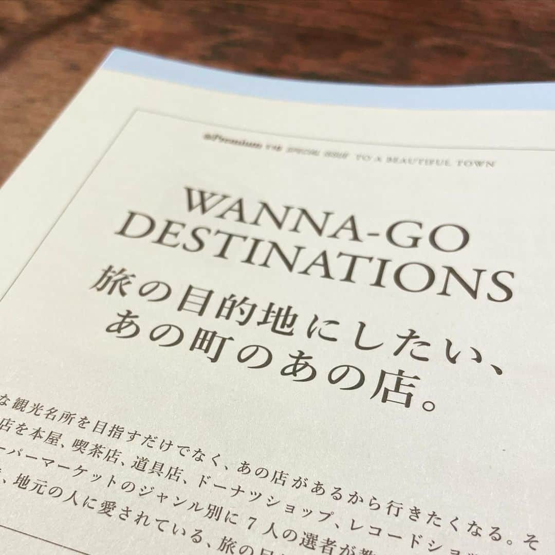 内沼晋太郎さんのインスタグラム写真 - (内沼晋太郎Instagram)「『&Premium』最新号。地方の、観光地ではないところにある、わざわざ行く価値のある本屋、みたいなお題で、う〜んとうなりながら選びました。とはいえうち2軒は自分もまだ憧れているだけで行けていない場所。読みたいなあ、と思って本を手に取るときに読書がすでにはじまっているように、行きたいなあ、という思いを馳せているときに旅もすでにはじまっているのだと思います。  #本屋好き」6月22日 18時04分 - numabooks