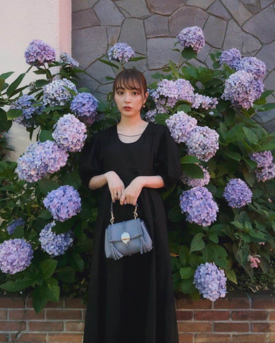 内田理央さんのインスタグラム写真 - (内田理央Instagram)「バッグと同じブルーの紫陽花を見つけたよ♡  Chloéのpenelope 優しいブルーを選びました。アクセサリーのようにコーデのワンポイントになるお気に入りのbag♡  @chloe #chloe」6月22日 18時09分 - rio_uchida