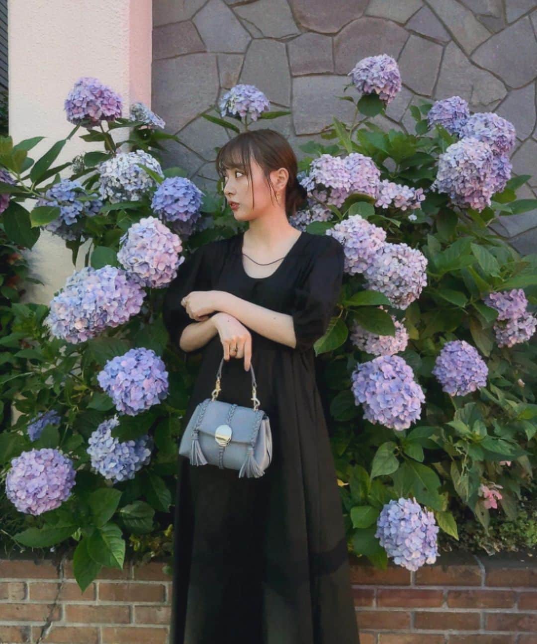 内田理央さんのインスタグラム写真 - (内田理央Instagram)「バッグと同じブルーの紫陽花を見つけたよ♡  Chloéのpenelope 優しいブルーを選びました。アクセサリーのようにコーデのワンポイントになるお気に入りのbag♡  @chloe #chloe」6月22日 18時09分 - rio_uchida