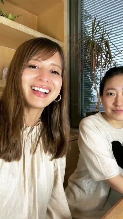 吉川ひなののインスタグラム：「全米が泣いた （むせただけ。。）  はなちゃんとライブ  香水作ったよ♡ 天然由来成分のモテ香水✨」