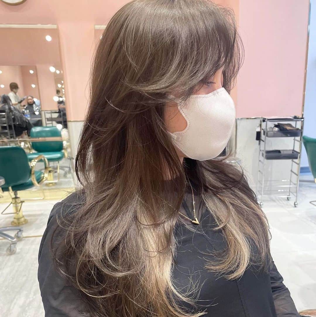 原涼香のインスタグラム：「大人気greige🩶赤味を柔らかく消して透明感up♡ ㅤㅤㅤㅤㅤㅤㅤㅤㅤㅤㅤㅤㅤ カラーのみで明るめを続けると 透明感がよりでます✨ 一回で明るめ希望の方はWケアカラーがオススメです✔︎🤍 ㅤㅤㅤㅤㅤㅤㅤㅤㅤㅤㅤㅤㅤ 🎀韓国HAIR STYLE menu... ㅤㅤㅤㅤㅤㅤㅤㅤㅤㅤㅤㅤㅤ ☑︎カット ワンカールだけでも可愛いこだわりレイヤーカット🖤  ☑︎プレミアムケアカラー(or Wケアカラー) 透明感バツグンのグレージュカラー🩶 ㅤㅤㅤㅤㅤㅤㅤㅤㅤㅤㅤㅤㅤ ☑︎バイカルテトリートメント 韓国人みたいなツヤ髪はバイカルテトリートメントで叶います🖤  ㅤㅤㅤㅤㅤㅤㅤㅤㅤㅤㅤㅤㅤ ご予約はリンクから🫶🏻🔗 ㅤㅤㅤㅤㅤㅤㅤㅤㅤㅤㅤㅤㅤㅤㅤㅤㅤㅤㅤㅤㅤㅤㅤㅤㅤㅤ ㅤㅤㅤㅤㅤㅤㅤㅤㅤㅤㅤㅤㅤ  #SHIMA#韓国ヘア#韓国スタイル#レイヤーカット#ワンホンヘア#ワンホン#ダークトーン#網紅#初カラー#暗髪#ベージュカラー#ラベンダーカラー#グレージュ#オリーブカラー#透明感カラー#銀座美容院#銀座美容室#美容師#시스루뱅#레이어드컷#koreanhair」