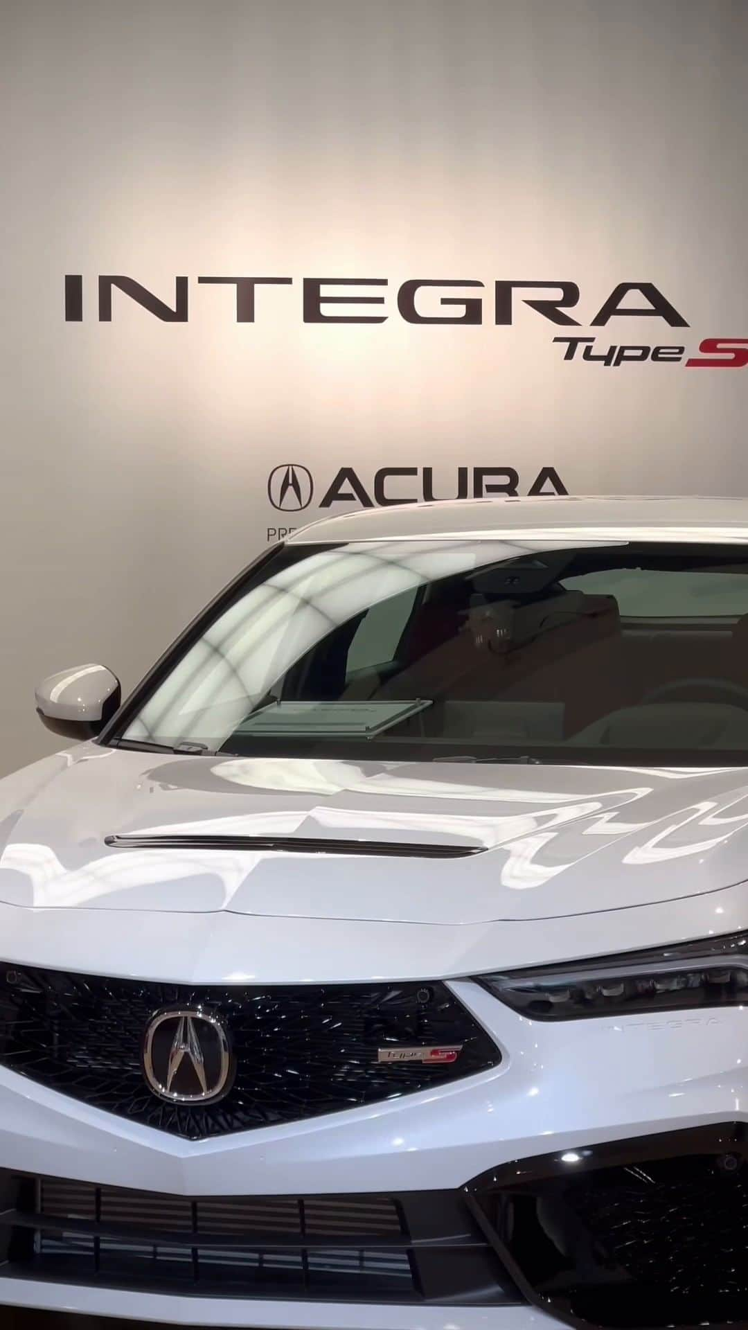 Honda 本田技研工業(株)のインスタグラム：「#Acura『#Integra』と『Integra Type S』を、#Hondaウエルカムプラザ青山 で展示中🚗 乗り込みもできますので、シートの質感やハンドルの握り心地など車内空間を実際に体験してみてください！  ※館内混雑時は、乗り込み体験の整理券配布を行う場合がありますので、予めご了承ください。  展示期間：7/3まで  #インテグラ #IntegraTypeS #TypeS  #Honda #ホンダ #CarOfTheYear」