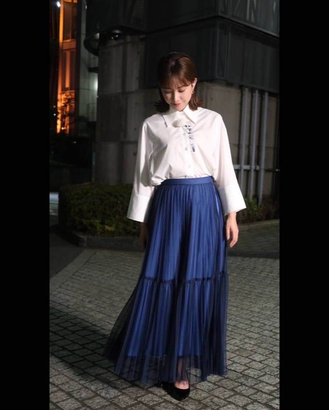 新井恵理那のNキャスさんのインスタグラム写真 - (新井恵理那のNキャスInstagram)「先週土曜日は涼しげなブルーのスカートにシャツスタイル。 シックなホワイトシャツにノスタルジックな写真がプリントされているところがアクセントになっていて素敵でした…📷 〜6/17衣裳情報〜 トップス @ekcookies_japan スカート  @limue_official アクセサリー @histoire_jp #中川絵美里 #情報7daysニュースキャスター」6月22日 18時07分 - tbs_7nc