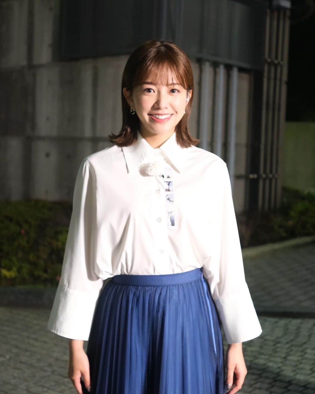 新井恵理那のNキャスのインスタグラム：「先週土曜日は涼しげなブルーのスカートにシャツスタイル。 シックなホワイトシャツにノスタルジックな写真がプリントされているところがアクセントになっていて素敵でした…📷 〜6/17衣裳情報〜 トップス @ekcookies_japan スカート  @limue_official アクセサリー @histoire_jp #中川絵美里 #情報7daysニュースキャスター」