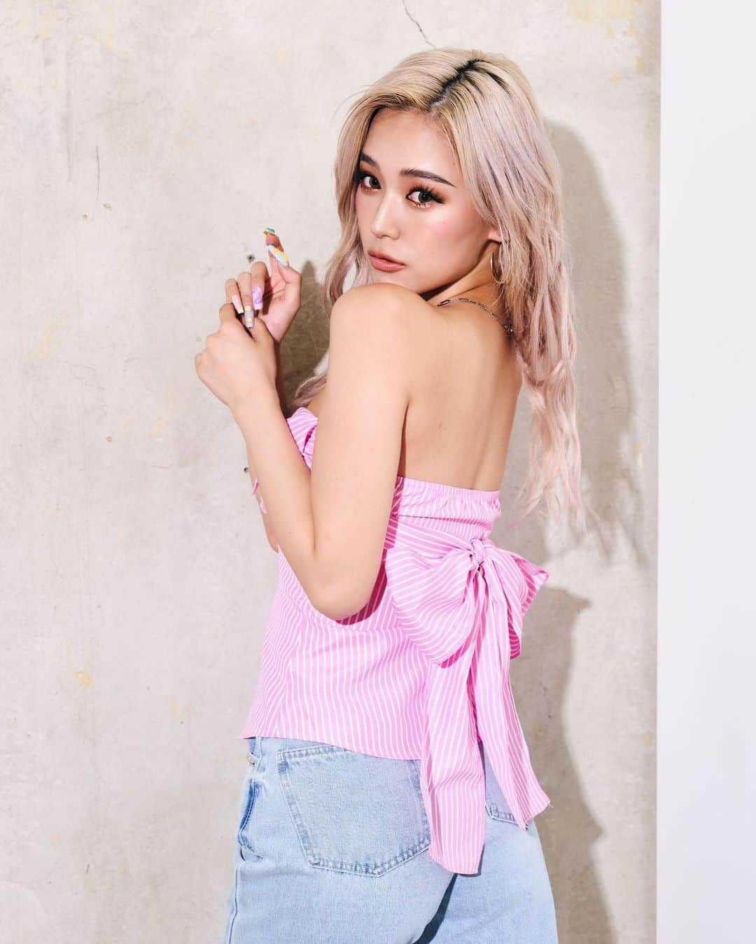 nutsのインスタグラム：「𝗕𝗟𝗢𝗡𝗗𝗘𝗬 × 𝗻𝘂𝘁𝘀 @blondey_official   シャツビスチェ ￥3,960  スタッズデニムパンツ ￥5,940  Model @seika____official   Photographer @yutomono9   Hairmake @toyoda_madoka」