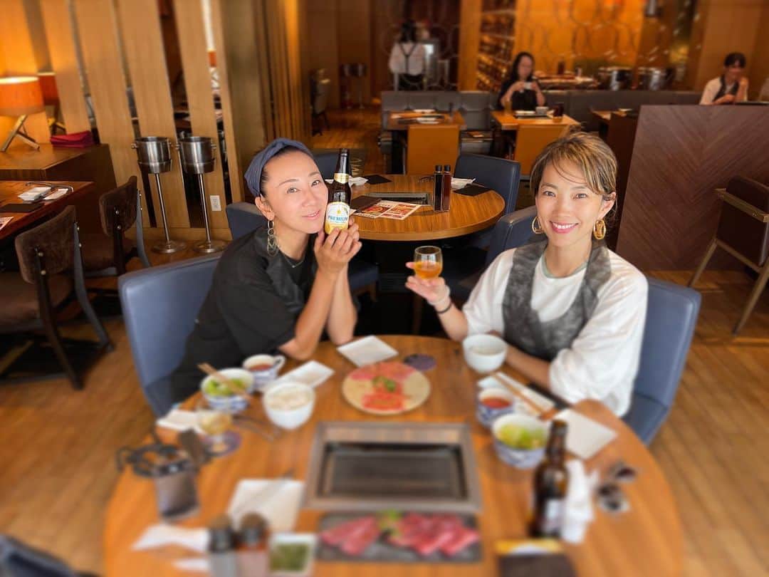 のインスタグラム：「お酒は筋肉にいいか否か🍻？ という話をしながらだと、 やっぱりノンアル🤣  だってランチの前には、、 トレーニングに行ったからね💪 トレーニングして、自転車で移動して🚲 焼肉食べるならビールを飲みたいところをグッとこらえる。  というか、、 ノンアルコールでも十分に美味しくいただける、そんなお年頃🤗  みなさま、楽しい木曜日を！」