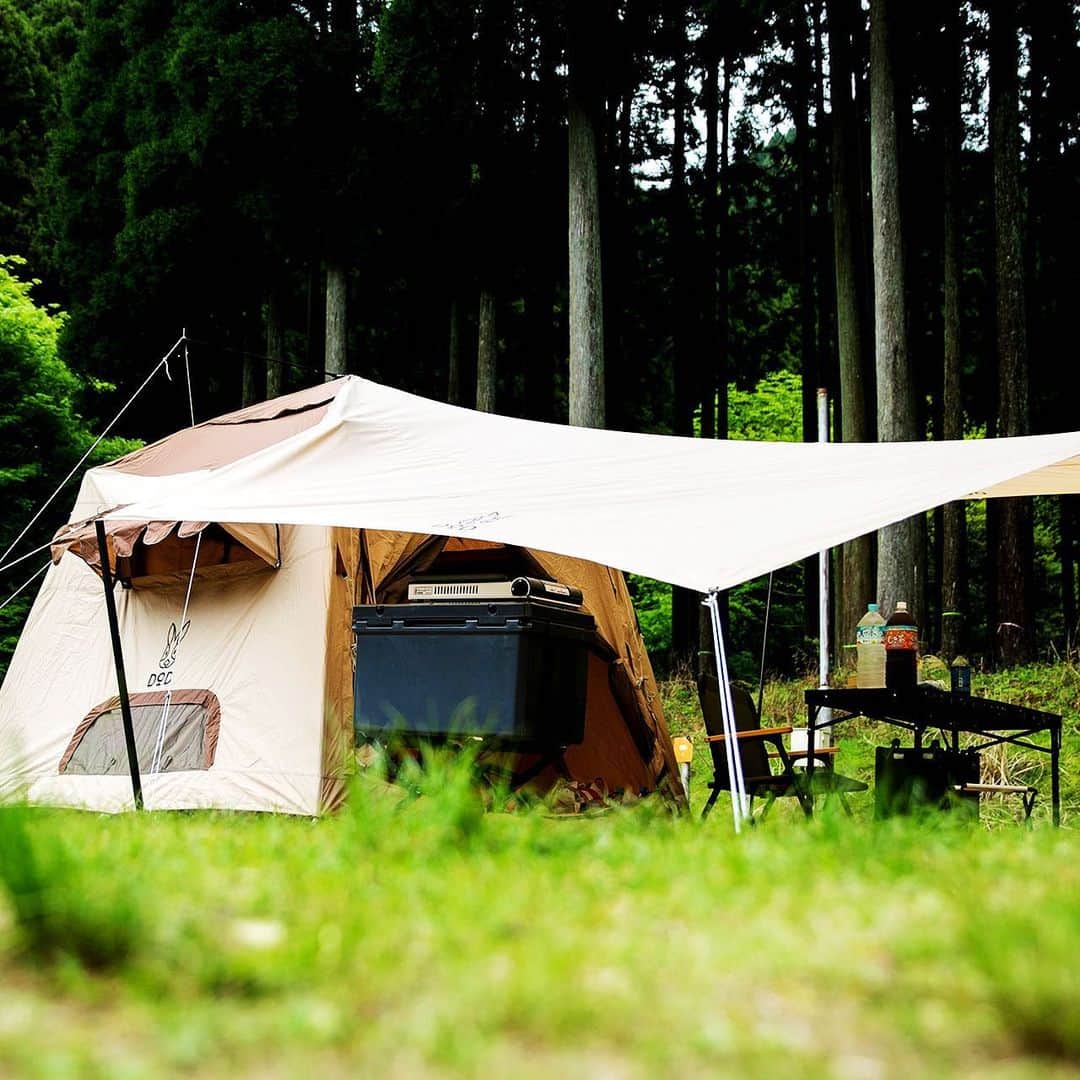 キャンプ情報サイト［ランタン］のインスタグラム：「CAMP SMILE STYLE ／ 薪割りをワンプラスアイテムで安全に。 子供達と仲良く楽しむのがキャンプのルール ＼ いろんなキャンパーのキャンプスタイルを現地取材と一般キャンパーからの投稿で数多く掲載してます。 . . 詳しくは @lantern.camp webサイトをご覧ください . . #camp #camping #camplife #outdoor #travel #trip #lantern_smile #キャンプ #キャンプ用品 #アウトドア #テント #自然 #旅行 #キャンプ初心者 #キャンプ好きな人と繋がりたい #アウトドア好きな人と繋がりたい #camper #外遊び #キャンプスタイル #かぶとの森テラス #ファミリーキャンプ #ファミキャン #CLAYMORE #クレイモア #corerocca #コレロッカ #QUICKCAMP #クイックキャンプ #DOD #ディーオーディー」