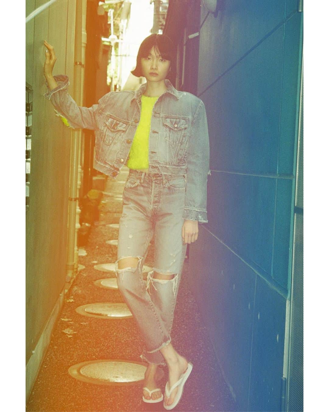 のインスタグラム：「HOLIDAY 2023 SUMMER COLLECTION  DAMAGE DENIM SHOULDER JACKET 55,000円 DAMAGE DENIM SLIM PANTS 44,000円  #HOLIDAY_PR #HOLIDAY2023summer #HOLIDAYonlinestore」