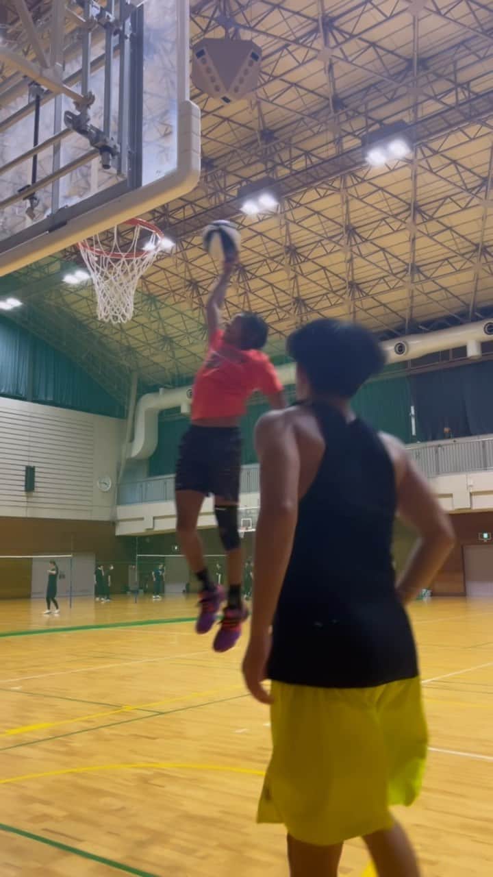 寺嶋恭之介のインスタグラム：「1年ぶり🥶💛🏀 @thereal_youngblood 🤝」