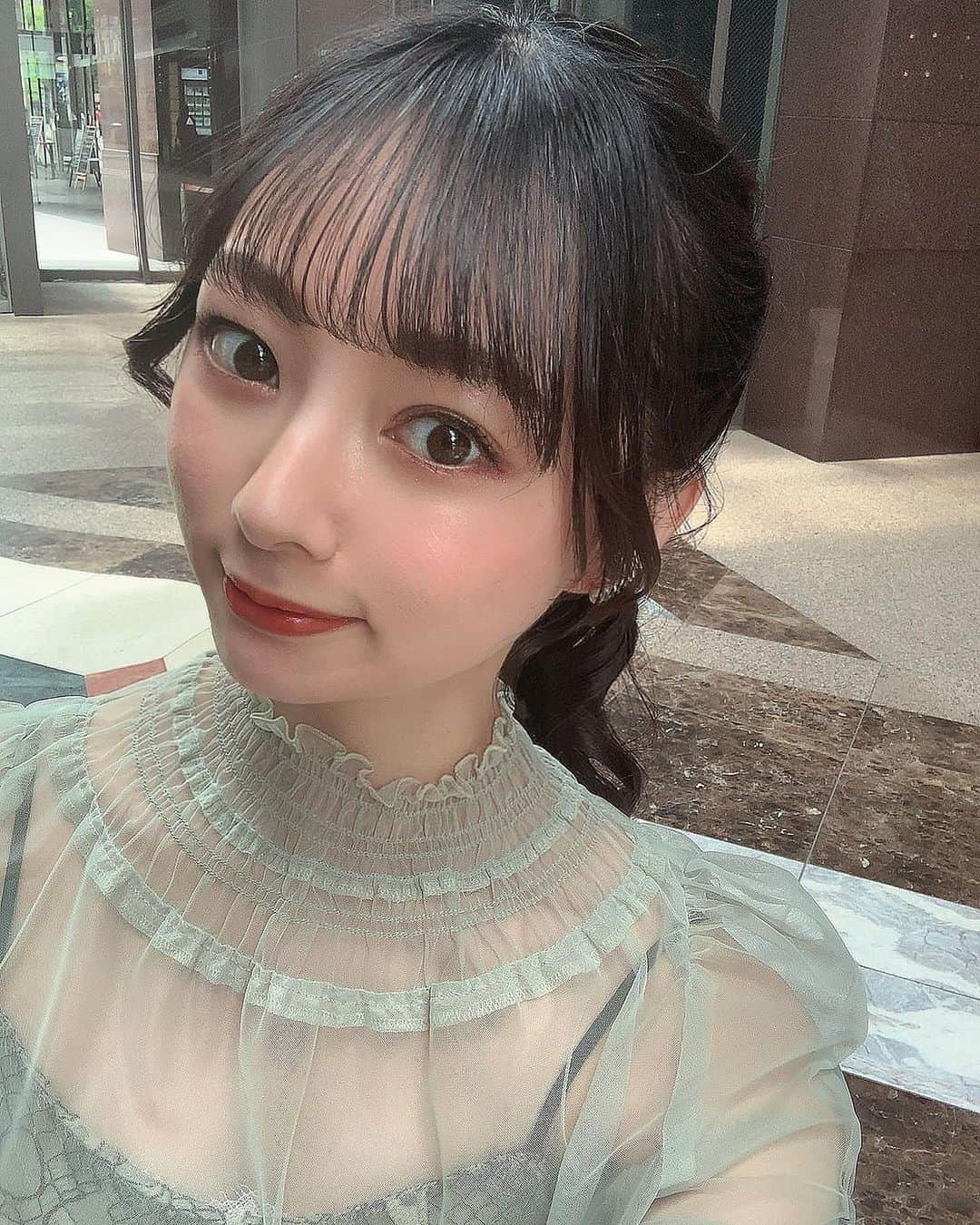 川村まりさんのインスタグラム写真 - (川村まりInstagram)「友達の結婚式💍 可愛いヘアセットしてもらった！ 結婚式って最高だなあ…楽しかった😭💓  マッチョの友達の式やってんけど、屈強な方達が沢山参列されていて、不審者がもし来たら一発だなあという安心感がありました。笑  この日使ったリップ→ @towi_cosmetics 使いやすい色で、最近毎日使ってる〜  #towi_cosmetics #sheerliptint #シアーリップティント#お呼ばれヘア#お呼ばれヘアアレンジ #お呼ばれヘアアレンジ #パーティーヘア #ヘアセット」6月22日 18時26分 - marimari725