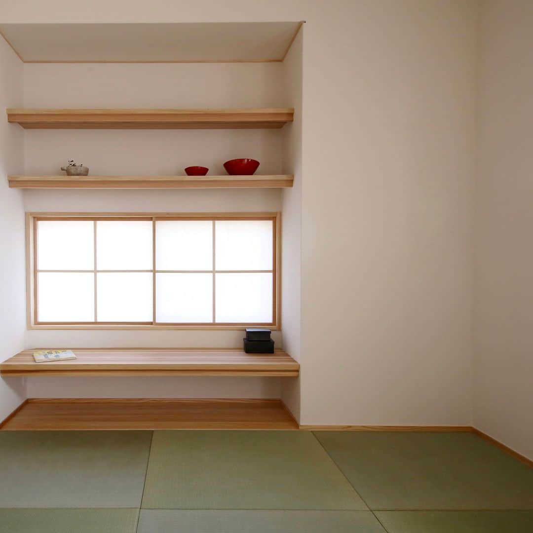 knowledgelifeさんのインスタグラム写真 - (knowledgelifeInstagram)「障子や畳、軒や大和塀など 日本の家らしさをシンプルに取り入れた木の家。 品がある中に、ほっとする空気が漂います。  日本の文化を大事にされているお施主様の 価値観が素敵に反映された住まいになりました。  ＊＊＊ 新潟で自然素材の家づくりなら ナレッジライフにお任せください @knowledgelife_niigata  #日本の家 #木の家 #自然素材の家 #日本家屋 #軒のある家 #大和塀 #和室のある家 #和モダン #和室書斎 #新潟の家づくり #ナレッジライフ」6月22日 18時27分 - knowledgelife_niigata