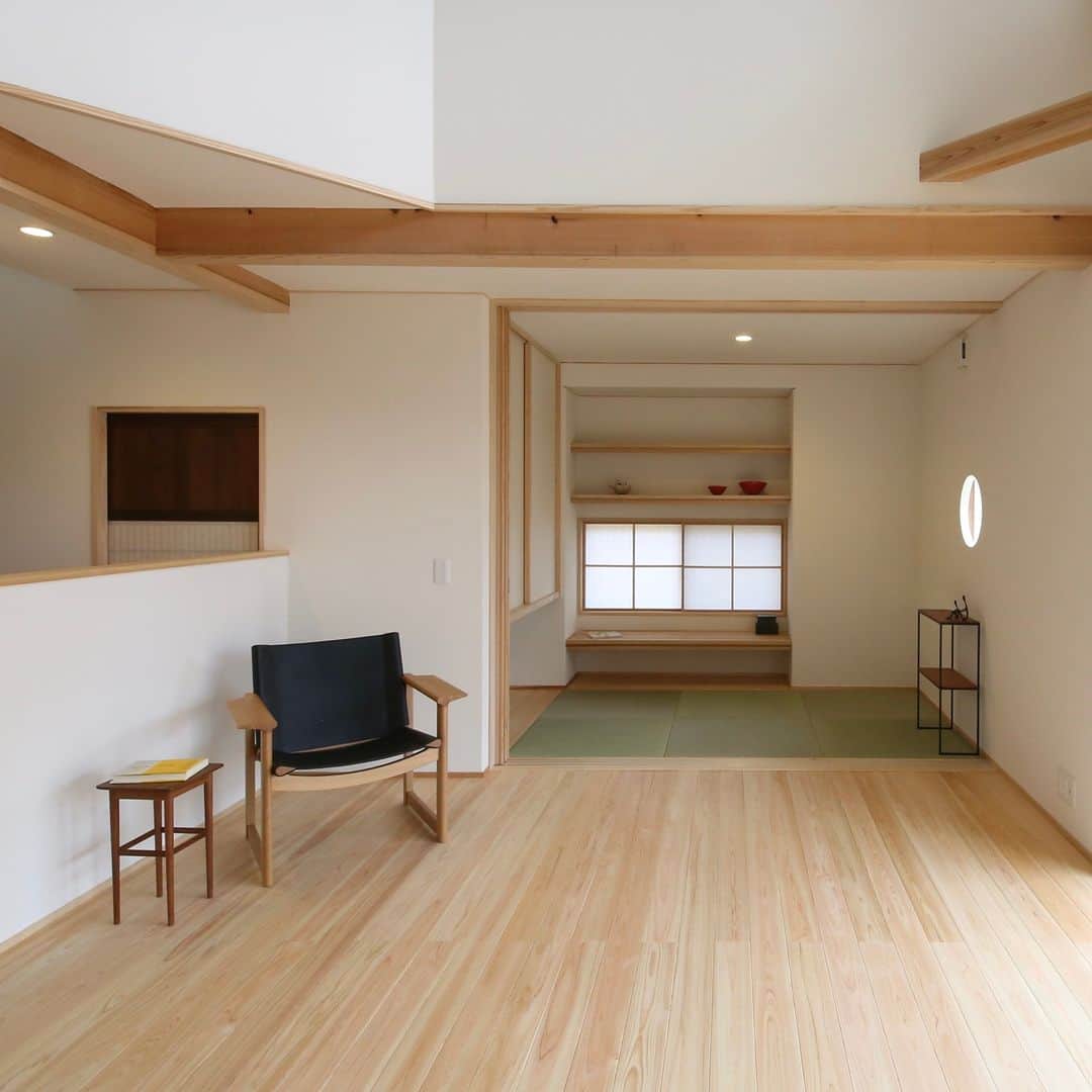 knowledgelifeのインスタグラム：「障子や畳、軒や大和塀など 日本の家らしさをシンプルに取り入れた木の家。 品がある中に、ほっとする空気が漂います。  日本の文化を大事にされているお施主様の 価値観が素敵に反映された住まいになりました。  ＊＊＊ 新潟で自然素材の家づくりなら ナレッジライフにお任せください @knowledgelife_niigata  #日本の家 #木の家 #自然素材の家 #日本家屋 #軒のある家 #大和塀 #和室のある家 #和モダン #和室書斎 #新潟の家づくり #ナレッジライフ」
