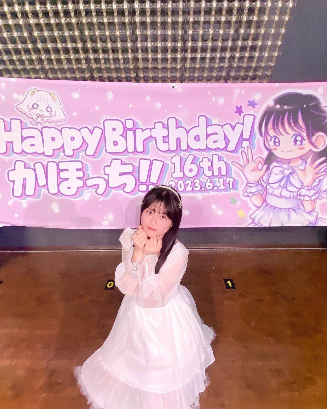 河村果歩のインスタグラム：「🌈🍒  ニジストさんから めちゃめちゃ可愛い段幕にお花🌸 ニコラ編集部 スタジオアリス様からも大きなお花を頂きました💞  沢山のプレゼントを頂き本当に幸せです有難う御座いました♥  #河村果歩 #nicola #おはスタ #おはガール #かほっち #ニコラ#ニコモ #ニコラ7月号発売中 #SUPERGIRLS #スパガ#アイドル バグで投稿出来なかったためお礼遅れました、すみません」