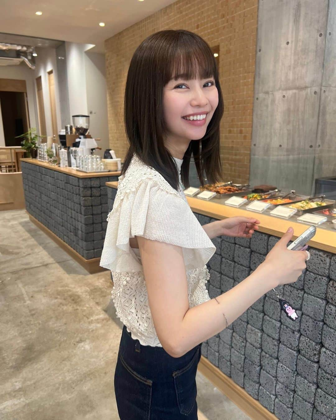 前田悠雅のインスタグラム：「尊敬するお友達のカフェ🌿🌷 好きなことに愛情を沢山注いでいるのが伝わる素敵な空間だったなぁ。お腹も心も満たされまして、キャロットケーキとクッキーサンドを @_______eee__ と半分こしたらなんだかほっこりしました☺︎」