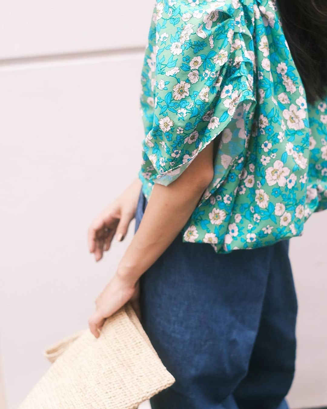 のインスタグラム：「「夏本番はすぐそこ。」  ジャーナルススタンダードがセレクトする 主役に着たい夏アイテムをお届け。  初夏に見合う、夏コーデで楽しんで♪  ------------------------------  【leur logette/ルールロジェット】CHARLOTTE FLOWER BL：ブラウス ¥39,600 tax included no.23051410002010  【FARAH/ファーラー】Two Tuck Wide リネンデニム ¥27,500 tax included no.23030410001310  【PLAKTON/プラクトン】クロスストラップサンダル ¥21,780 tax included no.23093410006210  【MADE IN MADA/メイドインマダ】KOKO BAG：バッグ ¥14,850 tax included no.23092410002810  ------------------------------  MII LINEN HAND EMBROIDEREY SKIRT ¥38,500 tax included no.23060410000710  【PLAKTON/プラクトン】クロスストラップサンダル ¥21,780 tax included no.23093410006210  別注【Healthknit/ヘルスニット】フライスタンクトップ ¥7,150 tax included no.23070410003910  【JARDIN DEL CIELO/ジャーディンデルシエロ】ポンポン付きミニバッグ ¥13,200 tax included no.23092410006710  ------------------------------  @baycrews  ------------------------------  #baycrews #baycrewsstore #journalstandardladies #journalstandard #2023spring #spring #ジャーナルスタンダード #レディースファッション #ベイクルーズ #大人コーデ #夏コーデ #夏物 #夏服 #大人コーデ#30代コーデ#40代コーデ#ワンピース#ワンピースコーデ#ルールロジェット」