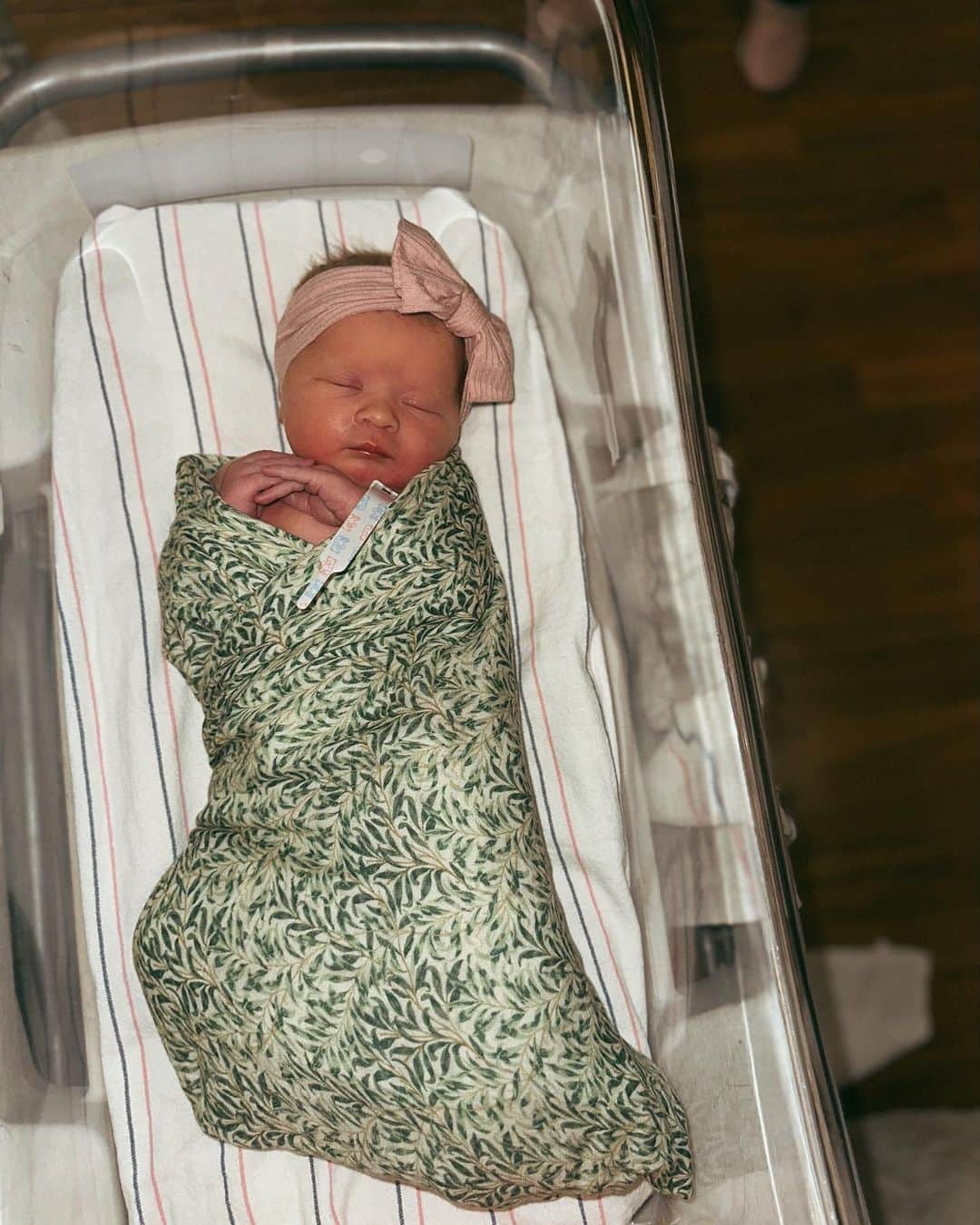 ライアン・ロクテのインスタグラム：「Georgia June Lochte 🤍 8 pounds of perfection. 6•21•23 — Thank you God for another miracle of life. 🥹」