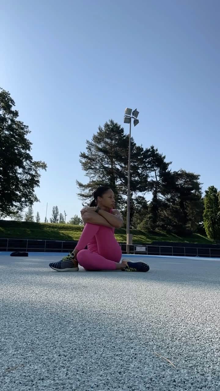 アリソン・フェリックスのインスタグラム：「Never underestimate the power of a good stretching session ☺️」