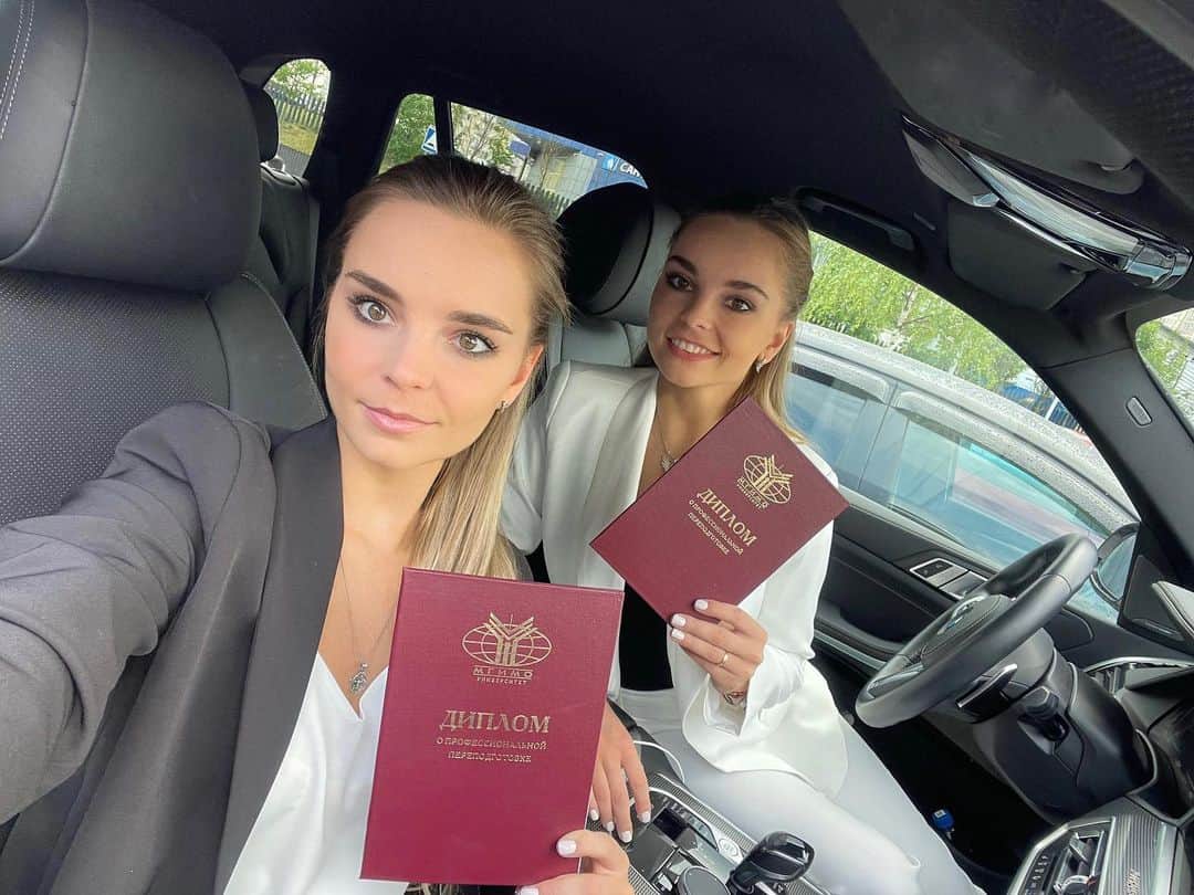 アベリナ姉妹のインスタグラム：「Мы очень рады, что у нас была возможность получить ценные знания в одном из лучших ВУЗов страны – МГИМО 📚🎓  Спасибо МГИМО за возможности и новые открытые горизонты!  Ну и в лучших традициях - «Дальше-больше!»」