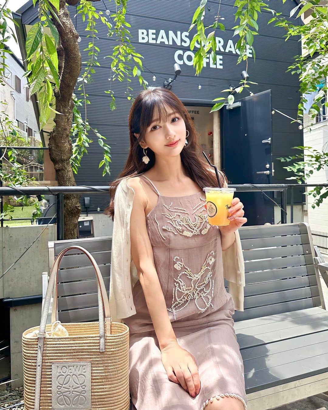 加藤瑠美のインスタグラム：「🐚🫧🤍  このワンピース、くすみカラーが可愛すぎる💓 シェルが贅沢すぎるくらい使われてるの✨ 動くたびに夏らしい音が聞こえて幸せな気持ち🫶  dress @jillstuart.jp #jillstuart  bag @loewe #loewe  cardigan @caprino_jp #caprino  earrings @saki_felice  #ootd#Japanese#rubi_fashion#오오티디#아웃핏#年子ママ#年子育児#東京ママ#ジルスチュアート」
