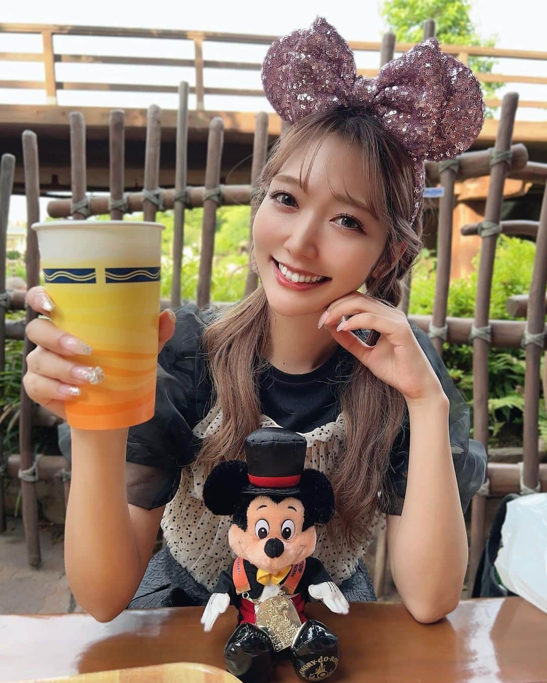 野中美郷のインスタグラム：「♡ かんぱい🍻 まだ６月だけど焼けてないか？🤎  #東京ディズニーランド  #ディズニーランド #ディズニー #ミッキーマウス  #ミッキー #ビール女子」