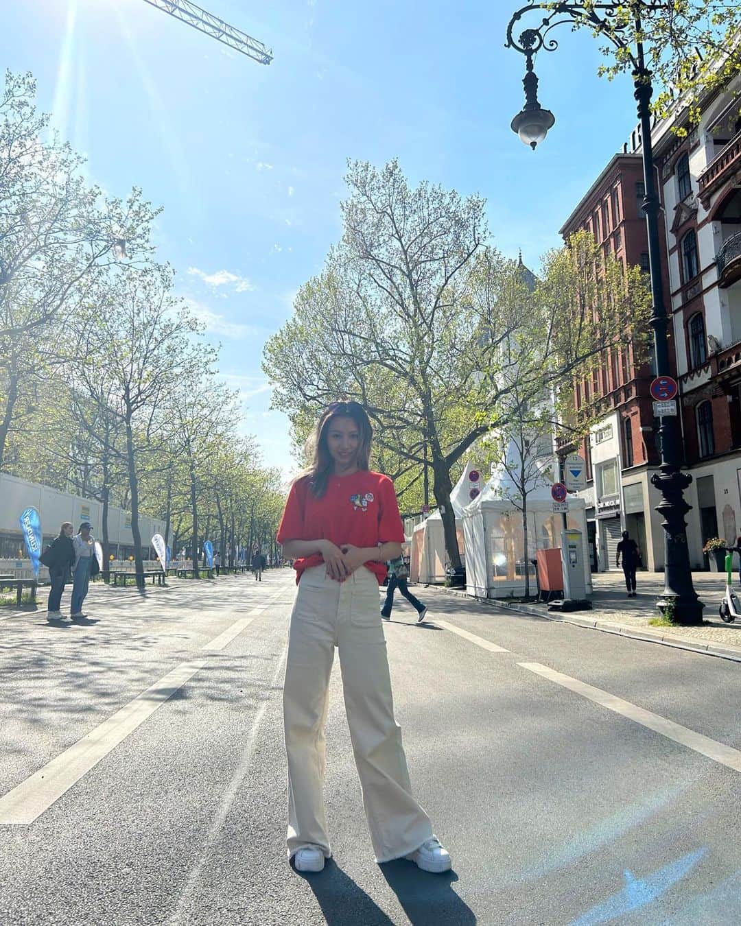 のインスタグラム：「i'm back🇩🇪 everything is going well but i'm quite busyyyy..... so exhausted.  berlin's summer is always bright and happy, i love it!  #berlin#maler#artworks#sommer#deutschland🇩🇪」
