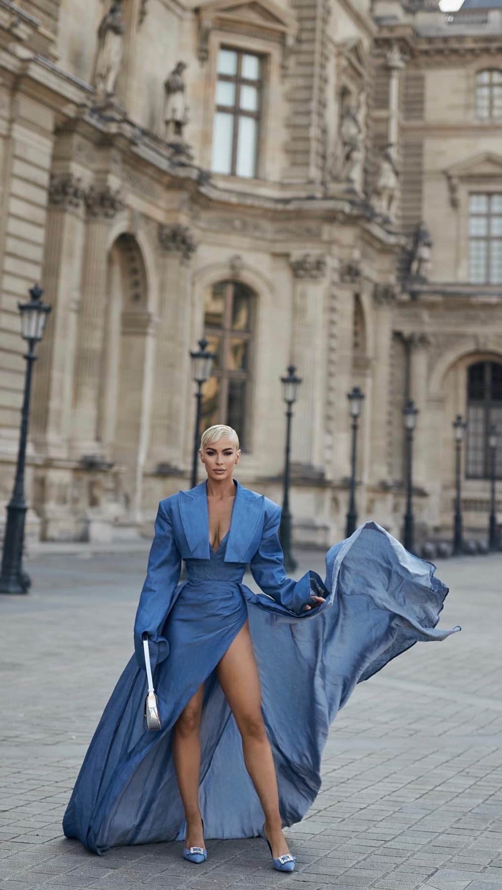 エリー・ゴンサルヴェスのインスタグラム：「a dress dreams are made of… @khirzadfemme at The Louvre 🤍 film @ashleighlarden / styled @styledbybloom_」