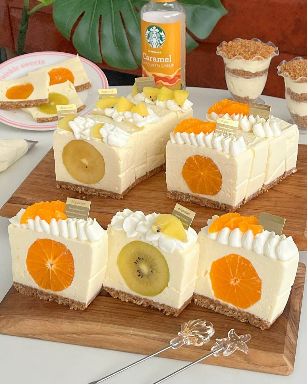 ミルさんのインスタグラム写真 - (ミルInstagram)「パウンド型レアチーズケーキ🍊🥝✨ ⁡ 先日のストーリーに出てきたオレンジはこの子でした😂 おばあちゃんの為に作ったさっぱりとした味のケーキ！🎂 ⁡ めちゃくちゃ簡単なのにお店屋さんみたい😭 パウンド型にすることで凄い可愛くなったの🥺♥️ ⁡ 仕込みからおばあちゃんに渡しに行くまでのvlogです🍊🥰 ミルのおばあちゃんはYouTubeの存在を知らないけれど沢山聞いてきてくれて応援してくれた😭✨ ⁡ 今日の20時にYouTube投稿されます！💕 是非見てください🥹♥️ ⁡ ⁡ ⁡ ⁡ ⁡ ⁡ ⁡ #スイーツ作り#お菓子作り記録 #ミルカフェ☕️🍃 #オリジナルケーキ #ケーキ作り #韓国ケーキ#オリジナルケーキ#手作りケーキ#ケーキ作り#cakedesign #케이크#케이크주문제작 #케이크맛집 #cakedesigner #cakeart #cakedecorator#誕生日ケーキ#誕生日ケーキ手作り #birthdaycake#cheesecake #rarecheesecake」6月22日 18時36分 - ____tkym_m____