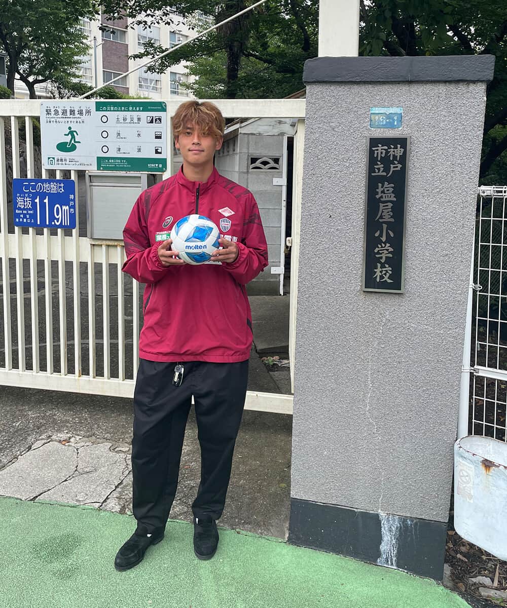 ヴィッセル神戸さんのインスタグラム写真 - (ヴィッセル神戸Instagram)「4年ぶりに直接訪問が全面的に再開😄  1ゴールにつきサッカーボール4球を神戸市立の小学校に寄贈する「GOAL  for SMILE プロジェクト」 本日は19選手が神戸市内の52の小学校を訪問し、ボールを届けてきました⚽️✨  #vissel #visselkobe #ヴィッセル神戸 #WeAreKobe #神戸 #Kobe #一致団結 #JLeague #Jリーグ #KobeForeverForward」6月22日 18時36分 - visselkobe