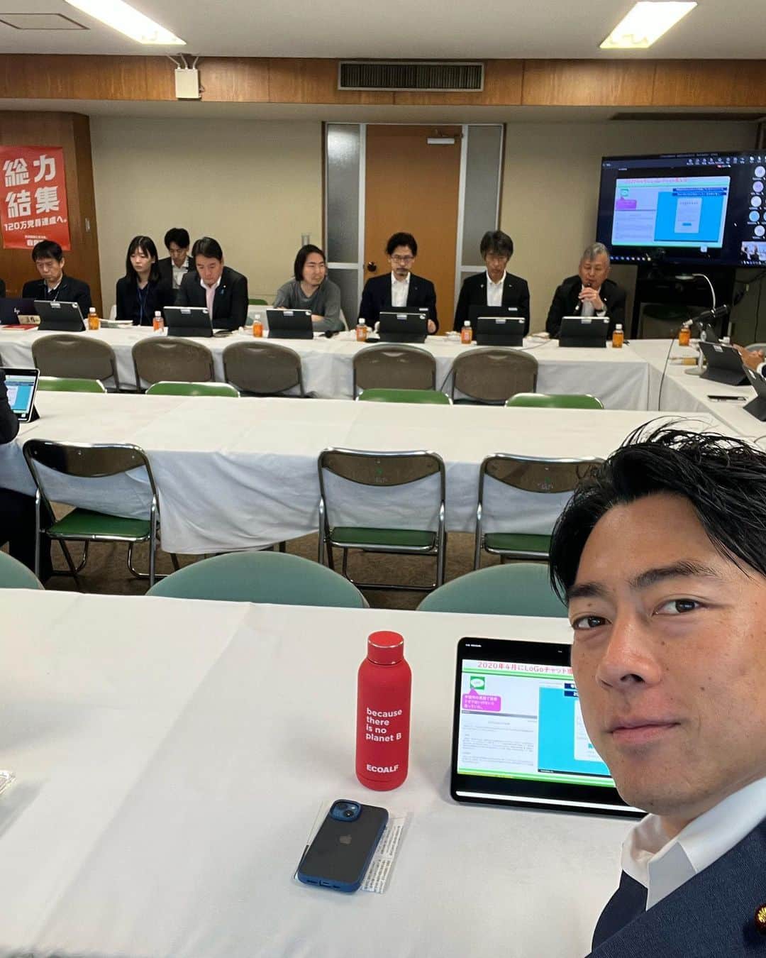 小泉進次郎さんのインスタグラム写真 - (小泉進次郎Instagram)「ChatGPTを日本で初めて実証導入した横須賀市が、今朝の自民党本部で開催された会議で発表をしました。横須賀市のAI戦略アドバイザーに就任した深津貴之さんも一緒でした。地元の取り組みが先駆的なものとして紹介されるのは嬉しいし、誇りに思う瞬間です。  今後、横須賀市は自治体向けの生成AI合宿の企画なども進めていくので、関心ある自治体関係者の皆さんはぜひ横須賀市にお尋ねください。  これからも横須賀市から次々と新たな取り組みが全国に広がっていくように後押しを続けてまいります。  AI・サイバーのまち・横須賀へ。  #横須賀市 #デジタルガバメント推進室 #ChatGPT #AI #生成AI開国のまち横須賀 #自民党 #デジタル社会推進本部 #AIの進化と実装に関するPT #地方行政調査会 #深津貴之 #小泉進次郎」6月22日 18時37分 - shinjiro.koizumi