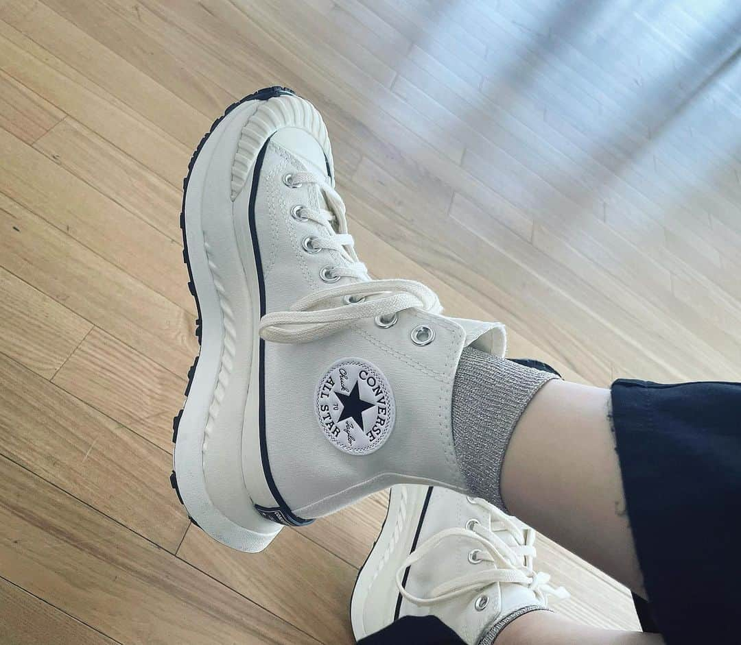 小嶋結里亜のインスタグラム：「. .  . 👟 🤍 ⁡ 汚れないように慎重に履いてます。笑 ⁡ ... 【 Converse Chuck 70 AT-CX 】 ⁡ ⁡ . . ⁡ #役者#妃乃ゆりあ#低身長女子#猫好き#私服 #ショートヘア女子#ショートヘア#韓国#女子旅 #韓国コンバース#コンバース ⁡ ⁡ ⁡ . ⁡ #girl#actress#spring#ootd#code#fashion #일상#japanesegirl#hairstyle#summer#soul #Korea#travel#converse」