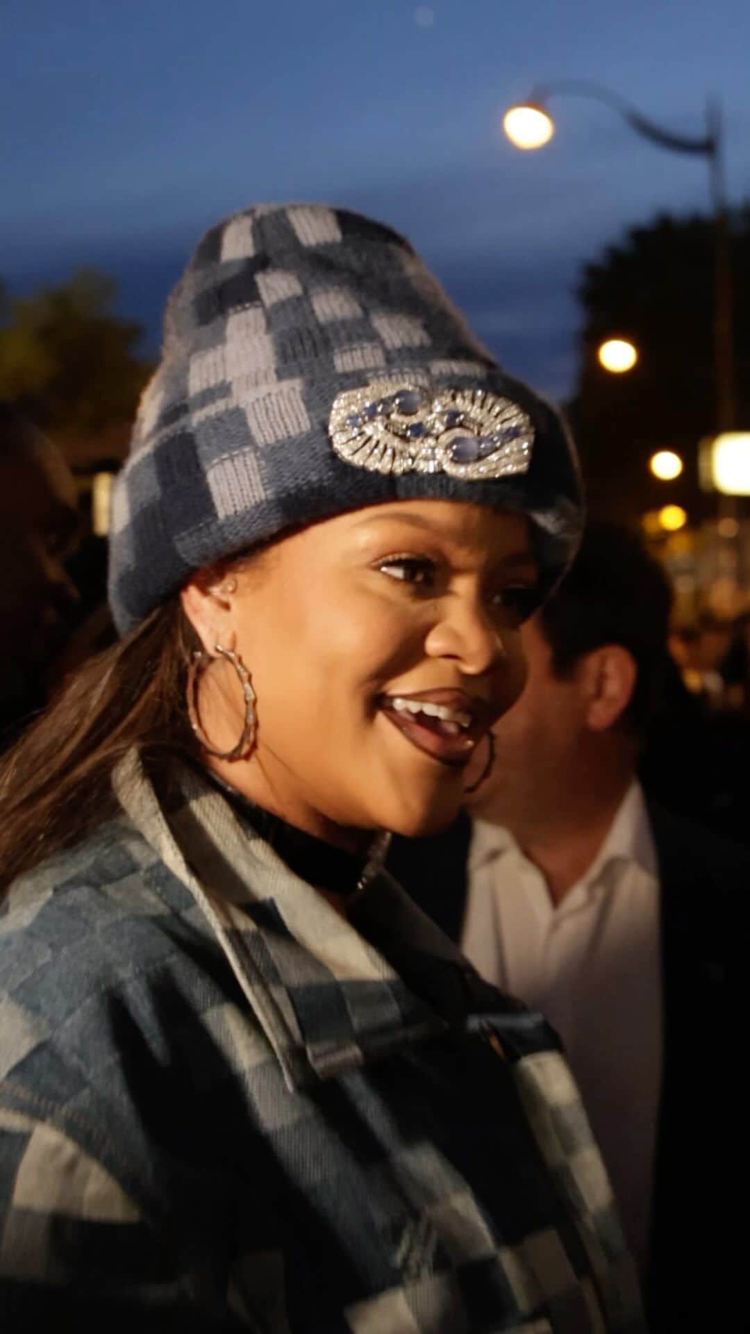 LVMHのインスタグラム：「Guests arriving at the Pont Neuf for @pharrell’s debut show for @louisvuitton SS24.   The dazzling lineup of frong row guests included Beyoncé, Jay-Z, Rihanna, ASAP Rocky, Zendaya, Kim Kardashian, Joong-Ki Song, Naomi Campbell, LeBron James, Anitta, Jared Leto, Lenny Kravitz, Lewis Hamilton and Jackson Wang. ✨   #LVMH #LouisVuitton #LVMenSS24」