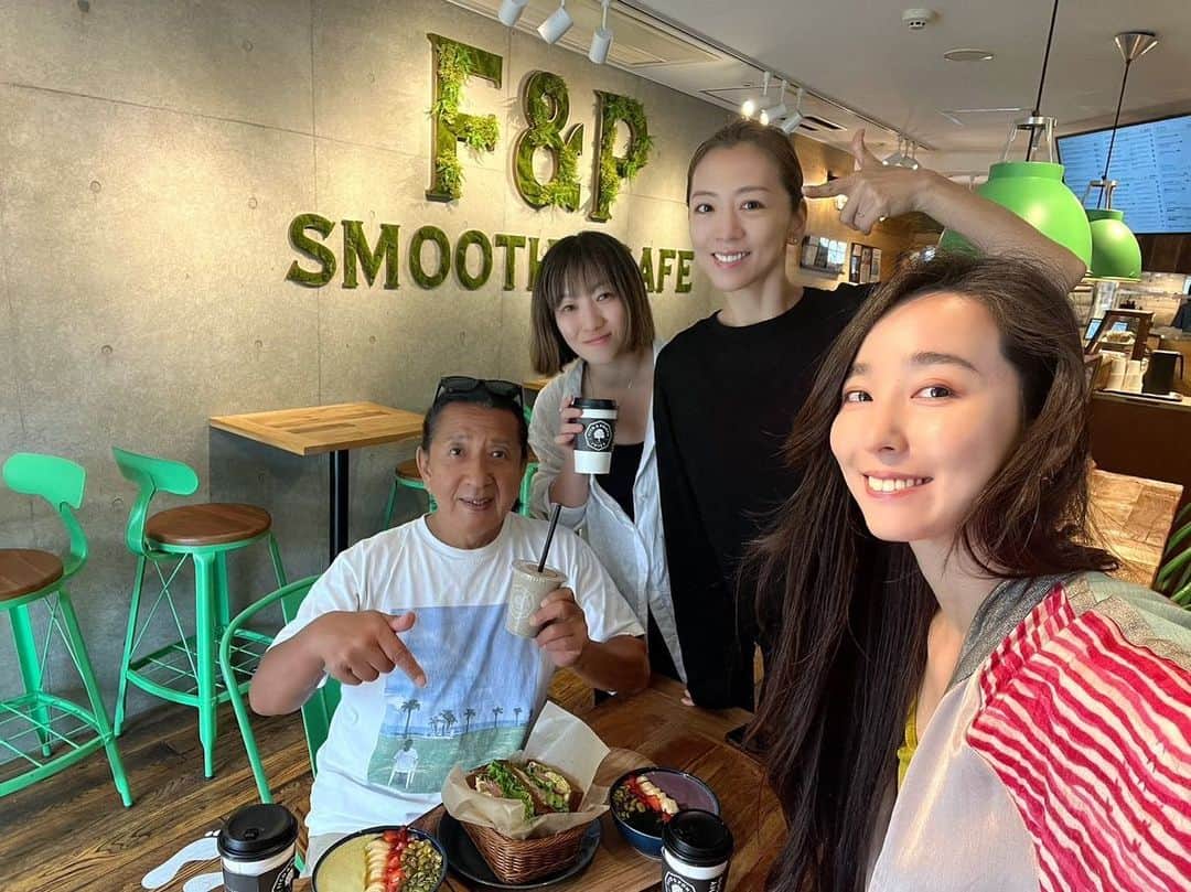 のインスタグラム：「パーフェクトブレックファースト @ficoandpomum  アシュタンガヨガの練習後に嬉しい、栄養満点ヘルシーフード❣️ 表参道にお越しの際は、是非お立ち寄り下さいね❣️ @international_yoga_center  @erika_ikeda_moka  @u_ka_music  @fumiinaa_yoga  #朝ごはん  #スムージー  #アシュタンガヨガ  #瞑想  #アサイボール  #表参道  #表参道カフェ」