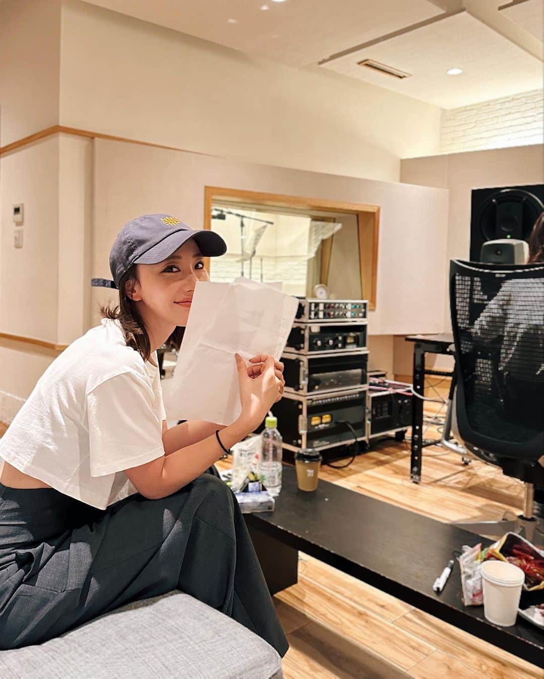 秋倉諒子のインスタグラム：「Coming soon… みっちり6時間こだわり抜いて 本Rec終わりました👏🔚 新曲！お楽しみに🎶🩶  🧢　@beefbowlpark  👕　@alexanderwangny」