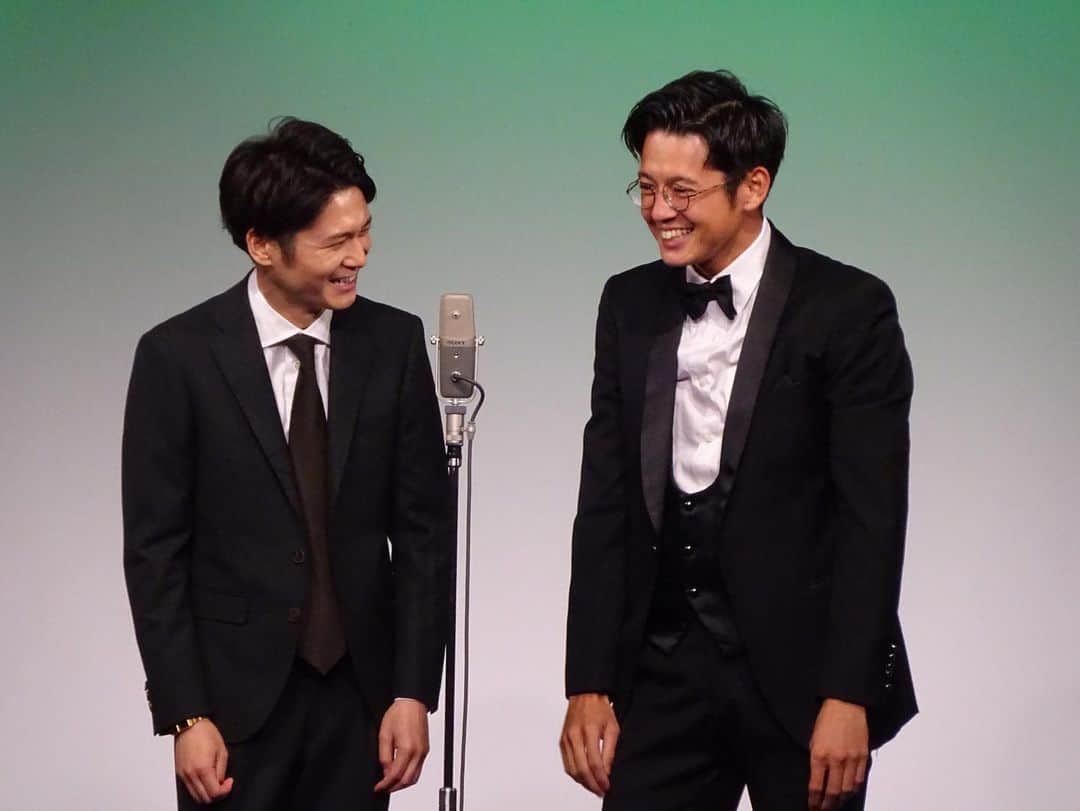 のインスタグラム：「多田さん新衣装！  #写真だと緑じゃないけど実物は緑です #大人の漫才師感出してきよった！ #しぶいスーツ #トット #Mに向けて動きまくり #有楽町」