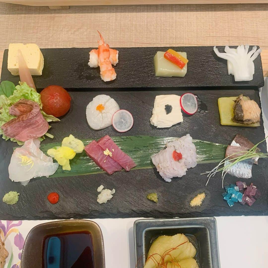 山﨑真依さんのインスタグラム写真 - (山﨑真依Instagram)「・  📍御料理 月白 @oryouri_tsukishiro   今日のお昼は母とランチ🍽  私は1日10食限定の手織り寿司🍣  母は牛カツがメインの葵御前を🐮  食後には日向夏のお菓子までいただき、大満足でした😊✨  美味しかった〜ご馳走様でした🌈  #愛媛 #アナウンサー #グルメ  #ランチ #和食 #松山」6月22日 18時48分 - yamasaki_mai0215