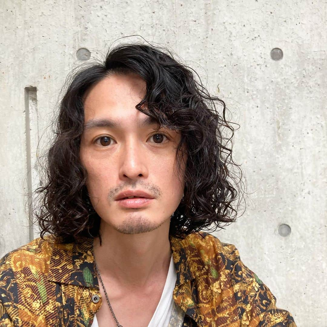 君嶋麻耶のインスタグラム：「CUT✂︎CUT✂︎CUT  非常にクールなカールを入れてもらいました  #hair #hairstyle #hairstyles  #menshair #menshairstyle  #perm #permstyle #mensperm  #bobhaircut #bobstyle」