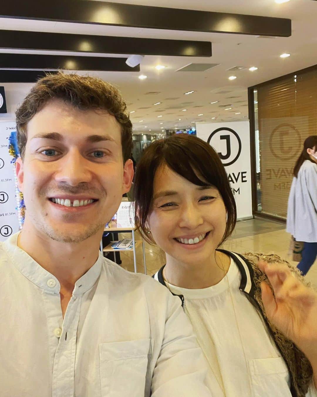 のインスタグラム：「私がクラシックギターに出会ったのは今からおよそ5年前。 映画🎬「マチネの終わりに」。 ティボーは自分自身の名前と同じ天才ギタリスト役で出演してくれました。 クラシックギターは本当に 弾く人によって驚くほど音が違う。 本当にびっくりするほど、その人自身の音になる楽器なのです。 ティボーの音は言葉では言い表すことのできないほどのキラキラした希望を感じる音なのです。 そしてその表現力には、どうしてこの若さでこんなにも、心の機微を音に込められるのだろうと 感嘆するばかり。 とにかく私はクラシックギターに夢中になり、 そしていまも夢中です。  そしてこの六月、 コロナ禍で 2回も来日公演が見送られてきたティボーが 四年ぶりに日本にやってきました。 昨日は富ヶ谷のハクジュホールでコンサートがあり、本当に素晴らしかった…  写真は私の不定期ラジオ J-WAVE lily’s toneの収録のときのものです。 はい、そうなんです。 次のゲストはティボーです。 生演奏もしてくれました。7/2オンエアです😆👏🏻 そして 最後に 明日は大阪の泉ホールで コンサートだそうです。 今回の来日公演のラストです。 関西方面の方、ぜひ👏🏻👏🏻 #マチネの終わりに #thibautgarcia  #lily’s tone」