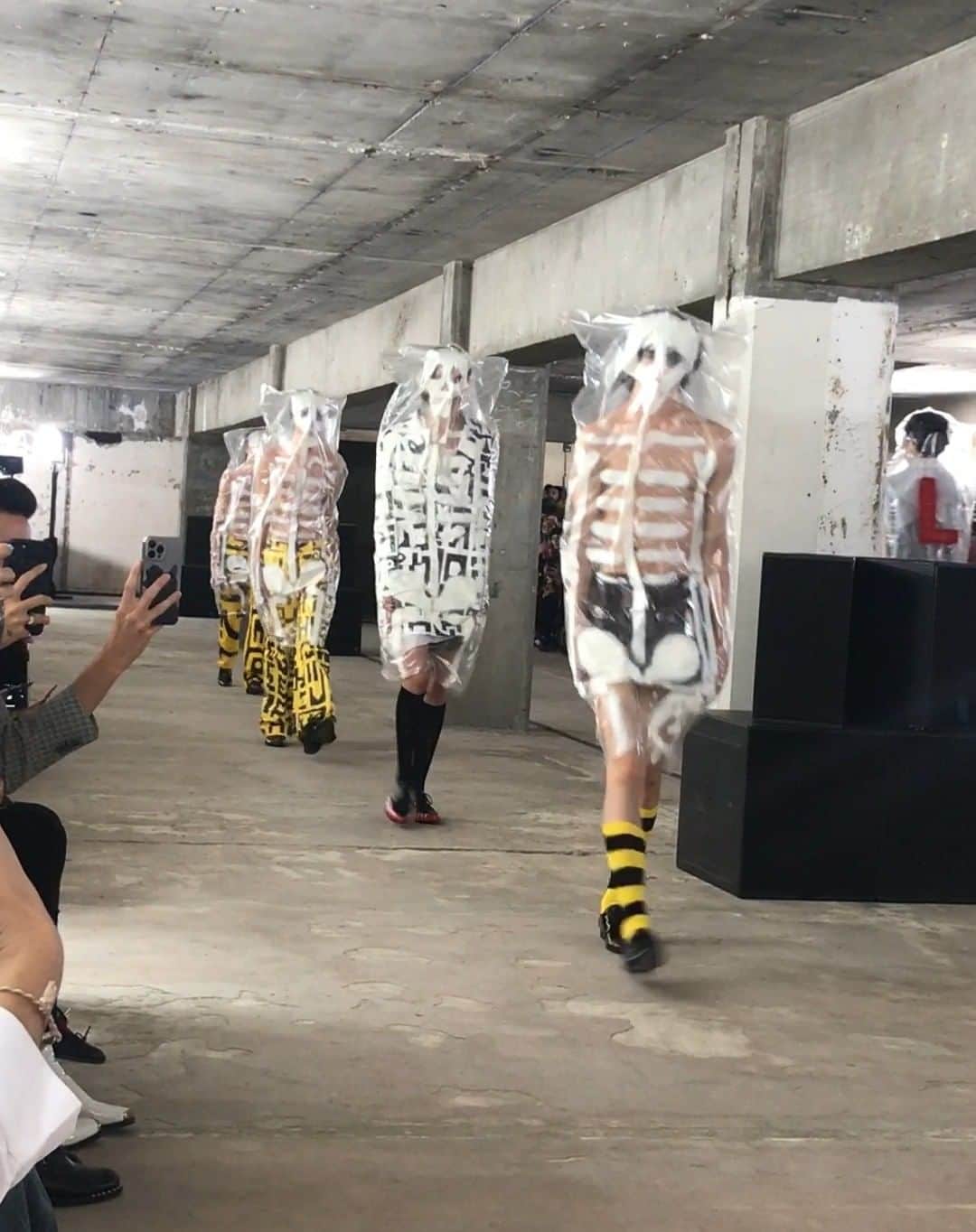 装苑さんのインスタグラム写真 (装苑Instagram)「【パリコレ情報！🌟】 ウォルター ヴァン ベイレンドンクが2024年春夏