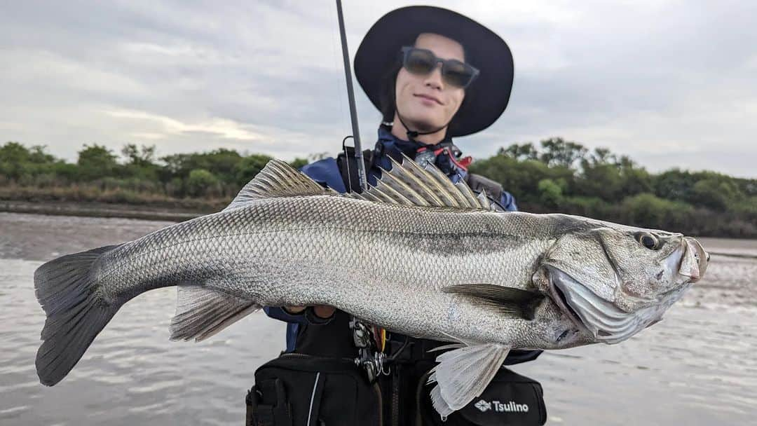 外山将平のインスタグラム：「清流シーバス🐟　　　　　　　　　　　　 アイザー125Fへの反応がいい感じでした。　　　　　　　　　　　　　　　 アップで喰わせたり、ダウンで喰わせたりと､　　　　　　　　　　　　　　　　　 流しても良し。巻いても良しの展開でした🎣　　　　　　　　　　　　　　 ヒットカラーはレッドビア👍　　　　　　　　　　　　　　 　　　　　　　　　　　　　　　　　　　　　　 村岡さんの背中を見て学んだ一日でした。　　　　　　　　　　　　　　　　 ありがとうございました🙇‍♂　　　　　　　　　　　　　　　　　 　　　　　　　　　　　　　　　　　　　　　　　　　　　 #BlueBlue #アングラーズマイスター　　　　　　　　　　　　　　　　　　　　　　　　　　　　　　　 #アイザー125F #アイザー　　　　　　　　　　　　　　　　 #THENORTHFACE　　　　　　　　　　　　　　　　　 #钓鱼 #每日穿搭　　 　　　　　　　　　　　　　　　　　　　 　　　　　　　　　　　　　　　　　　　　　　　　　　　　　　　　　　　　　　　　　　　  ◆釣りにかかわらず､出たゴミは持ち帰りましょう！ 一人一人の意識で自然は守れます。 釣り場､自然を大切に🐟　　　　　　　　　　　　　　　　  ◆キャスト時は必ず後方確認をして ルアーや針が歩行者､同行者に当たらないようにしましょう。　　　　 　　　　　　　　　　　　　　　　　　　　　　　　　　　　　　 ◆釣り際はライフジャケット着用をお願い致します。　　　　　　　 命を守りましょう！　　　　　　　　　　　　 　　　　　　　　　　　　　　　　　　　　　 ◆YouTube⇩(始めました！チャンネル登録お願いします！) https://youtube.com/channel/UC07x3DbJCNv_gAFvAjaWQMQ　　　　　　　 　　　　　　　　　　　　　　　　　　　　　  ◆アングラーズ↓🎣 将平(syohei) https://anglers.jp/users/530231 こちらもチェックお願い致します🐟　　　　　　　  ◆Twitter↓ https://mobile.twitter.com/syohei_1108 こちらもフォロー宜しくお願い致します！🙇‍♂　　　　　 　　　　　　　　　　　　　　　　　　　　　　　　　　　　　　　　　　　　　　　　　　　　　　　　　　　　　　　　　　　　　　　　　　 　　　　　　　　　　　　　　　　　　　　　　　　　　　　 #今日の外山 #俳優 #外山将平  #釣り好きな人と繋がりたい #釣りスタグラム #シーバス #東京湾奥 #釣りの成長記録 #釣りで人生を豊かに  #fishing #lure #bass #catchandrelease #fish #fishinglife #bigfish #lunker #angling #instafish  #bassfishing #seabass」