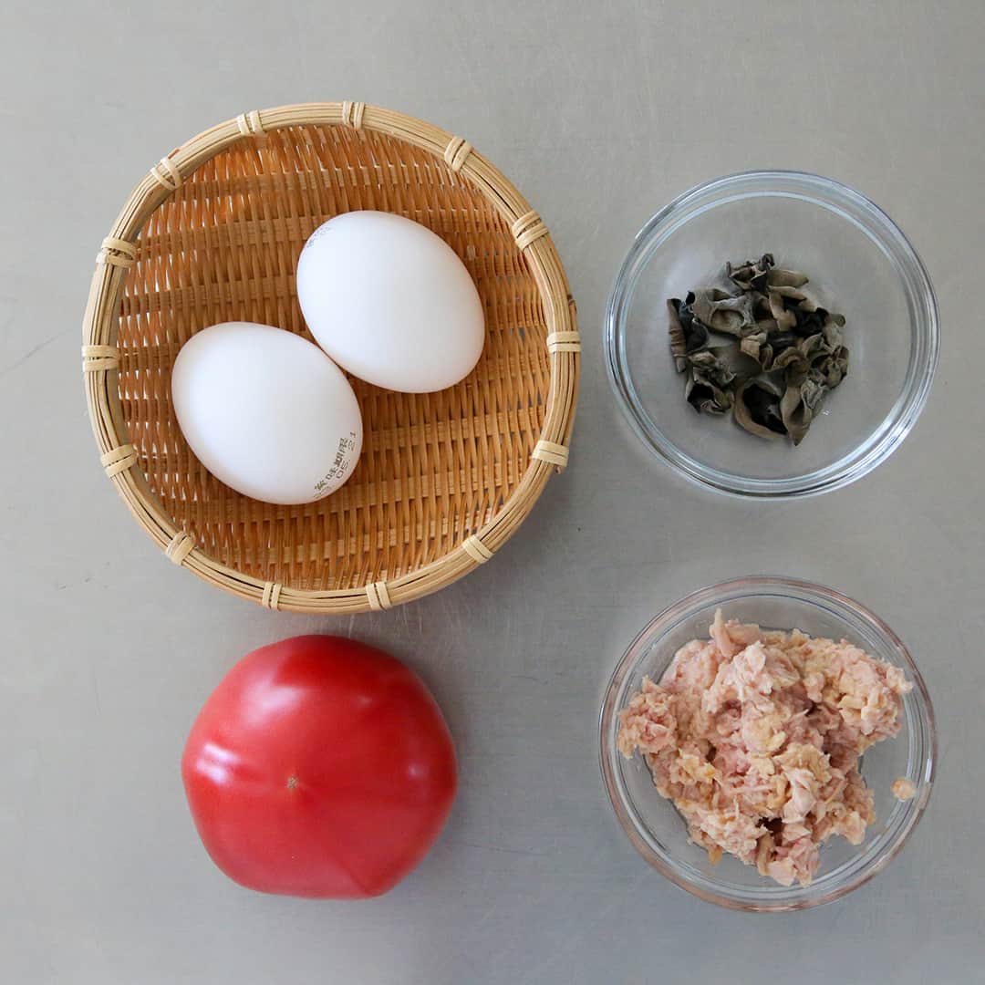 おうちごはん編集部さんのインスタグラム写真 - (おうちごはん編集部Instagram)「【 #卵とトマトの中華炒め 】レシピあり▼  栄養の宝庫と言われるほど優秀な食材の「卵」🥚 手軽にタンパク質を摂れるので重宝する食材のひとつです☝  今回は、タンパク質の吸収率が高まる食材を組み合わせた「卵とトマトの中華炒め」をアレンジ❗ ツナを入れてボリュームアップさせた、メインのおかずにもなるレシピです😄  ★このレシピを作ってみたいと思ったら、ぜひ保存して試してみてくださいね♪  --------👇レシピ👇---------  【卵とトマトの中華炒め】  ▼材料（2人分） ・トマト……中1個 ・ツナ缶（水煮）……1缶 ・卵……2個 ・乾燥きくらげ……3g ・鶏ガラスープの素……小さじ1/2  【A】 ・オイスターソース……小さじ1 ・砂糖……ふたつまみ  ・ごま油……小さじ2  ▼作り方 1. 乾燥きくらげは水で戻す。トマトはくし切り、ツナ缶は水気を切る、卵は溶いて鶏がらスープの素を混ぜておく。  2. フライパンにごま油を強火で熱し、トマトを並べて焼く。  3. トマトを裏返したら、ツナ、きくらげ、Aを入れ優しく炒める。  4. フライパンの奥に3を寄せ、空いたところに卵を流し入れて菜箸で大きく混ぜる。半熟程度で火を止める。  ▼ポイント ・トマトは強火でさっと焼く。触り過ぎると水分が多く出るので一度返す程度でOK。  ・卵は最後に余熱で火を通すことでふわっとろっとした仕上がりになります。  photo & recipe by @a.jinja  🔽「卵とトマトの中華炒め」のレシピは、おうちごはんの記事でもご紹介しています！ https://ouchi-gohan.jp/3829/  ------------------  ◆ #おうちごはんLover を付けて投稿するとおうちごはんの記事やこのアカウント、おうちごはん発信のトレンドリリースなどでご紹介させていただくことがございます。スタッフが毎日楽しくチェックしています♪  ［staff : さっちー］ ------------------  #おうちごはんlover #おうちごはんラバー #ouchigohanlover #デリスタグラマー #ouchigohan #いつものいただきますを楽しく #おうちカフェ #おうちごはん #lin_stagrammer #foodporn #foodphoto #foodstyling #中華炒め #卵料理 #トマト料理 #中華料理 #レシピ」6月22日 19時01分 - ouchigohan.jp