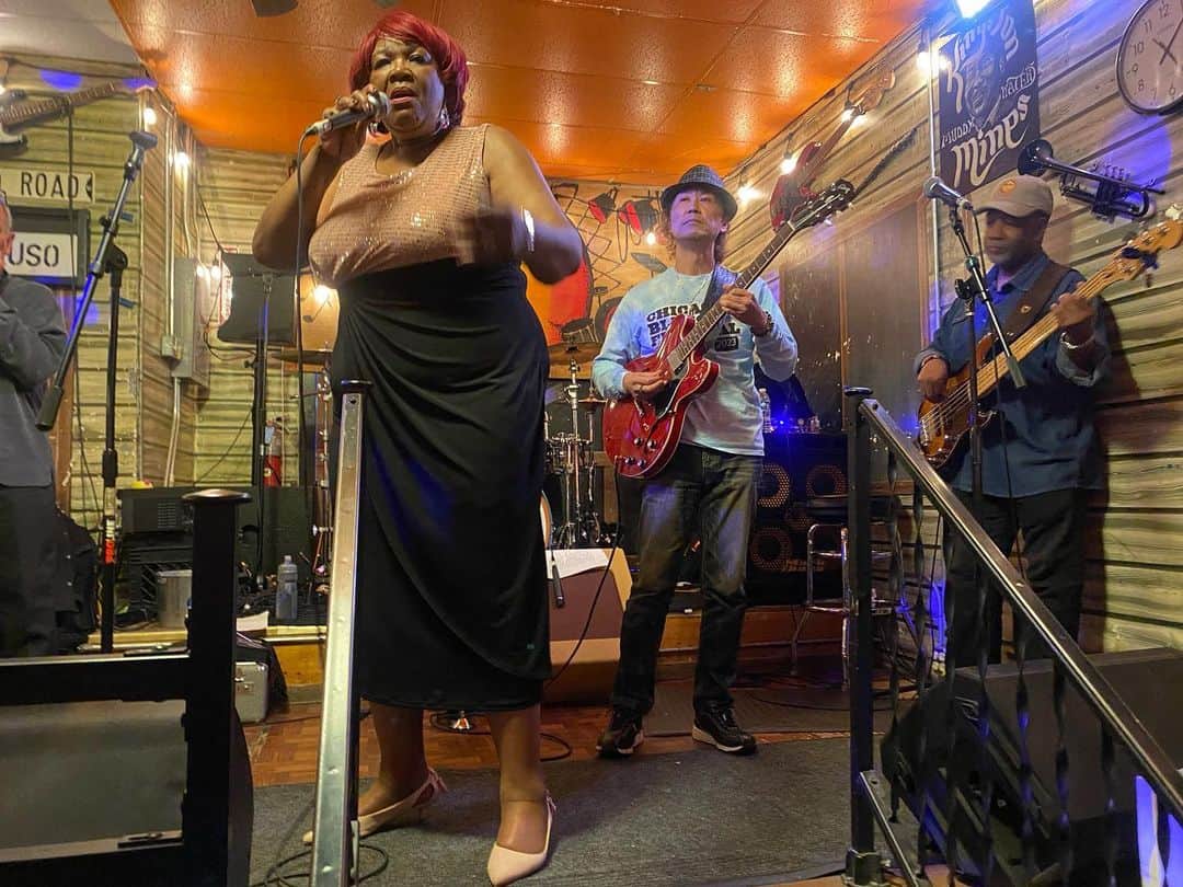 菊田俊介のインスタグラム：「Friends! #chicago #chicagoblues #kingstonmines #shunkikuta #norajeanbruso」