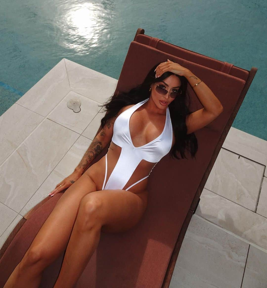 Steph Paccaのインスタグラム：「Lay with me? @ahuraswim」