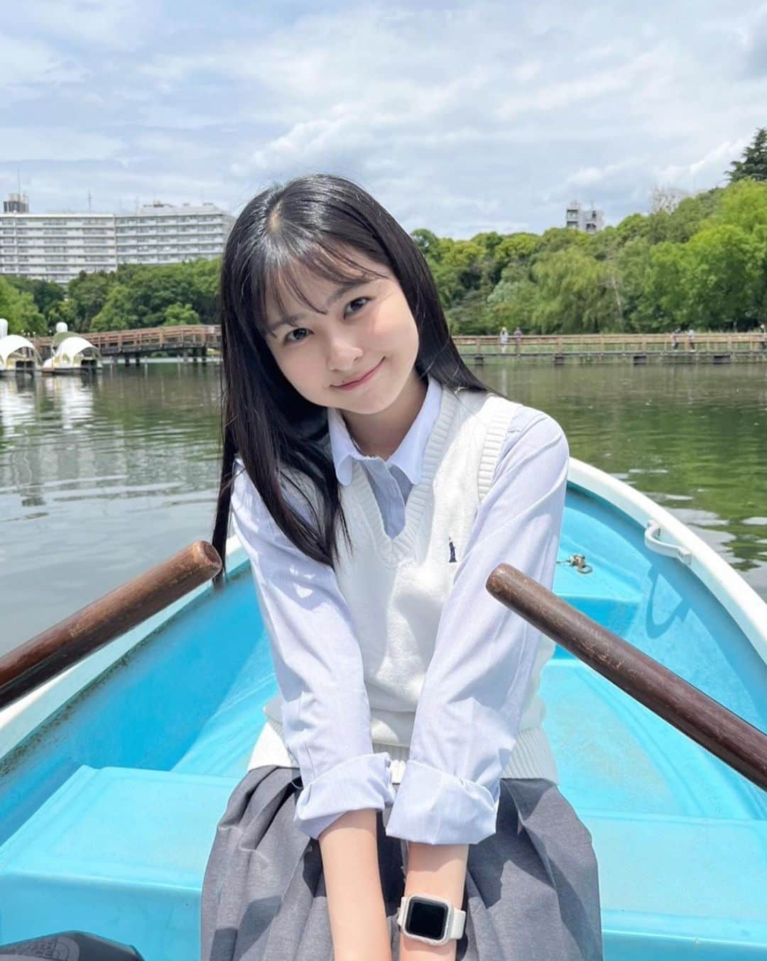 村山千夏のインスタグラム：「こんばんは。  紫陽花の種類によりますが花言葉は「元気な女性」や「寛容」だそうです。 素敵ですね。  Good evening．  Depending on the type of hydrangea, the flower language is said to be "energetic woman" or "tolerance." Its great！♡  #jk#ljk#jk3#制服#制服女子#ブレザー #女子高校生女子高生#現役jk #17歳#17yearsold #05#05line#fyp#foryoupage#公園」