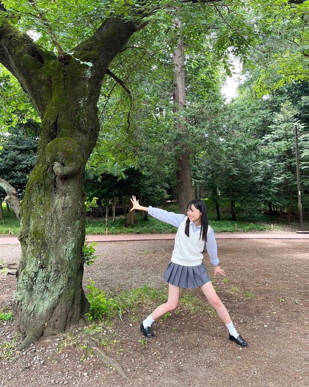 村山千夏さんのインスタグラム写真 - (村山千夏Instagram)「こんばんは。  紫陽花の種類によりますが花言葉は「元気な女性」や「寛容」だそうです。 素敵ですね。  Good evening．  Depending on the type of hydrangea, the flower language is said to be "energetic woman" or "tolerance." Its great！♡  #jk#ljk#jk3#制服#制服女子#ブレザー #女子高校生女子高生#現役jk #17歳#17yearsold #05#05line#fyp#foryoupage#公園」6月22日 18時56分 - chinatsu___mura